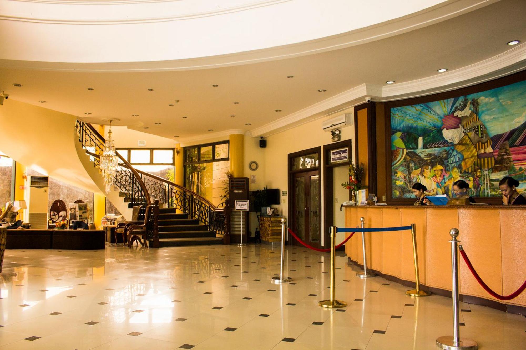 Crown Royale Hotel Balanga Exterior foto