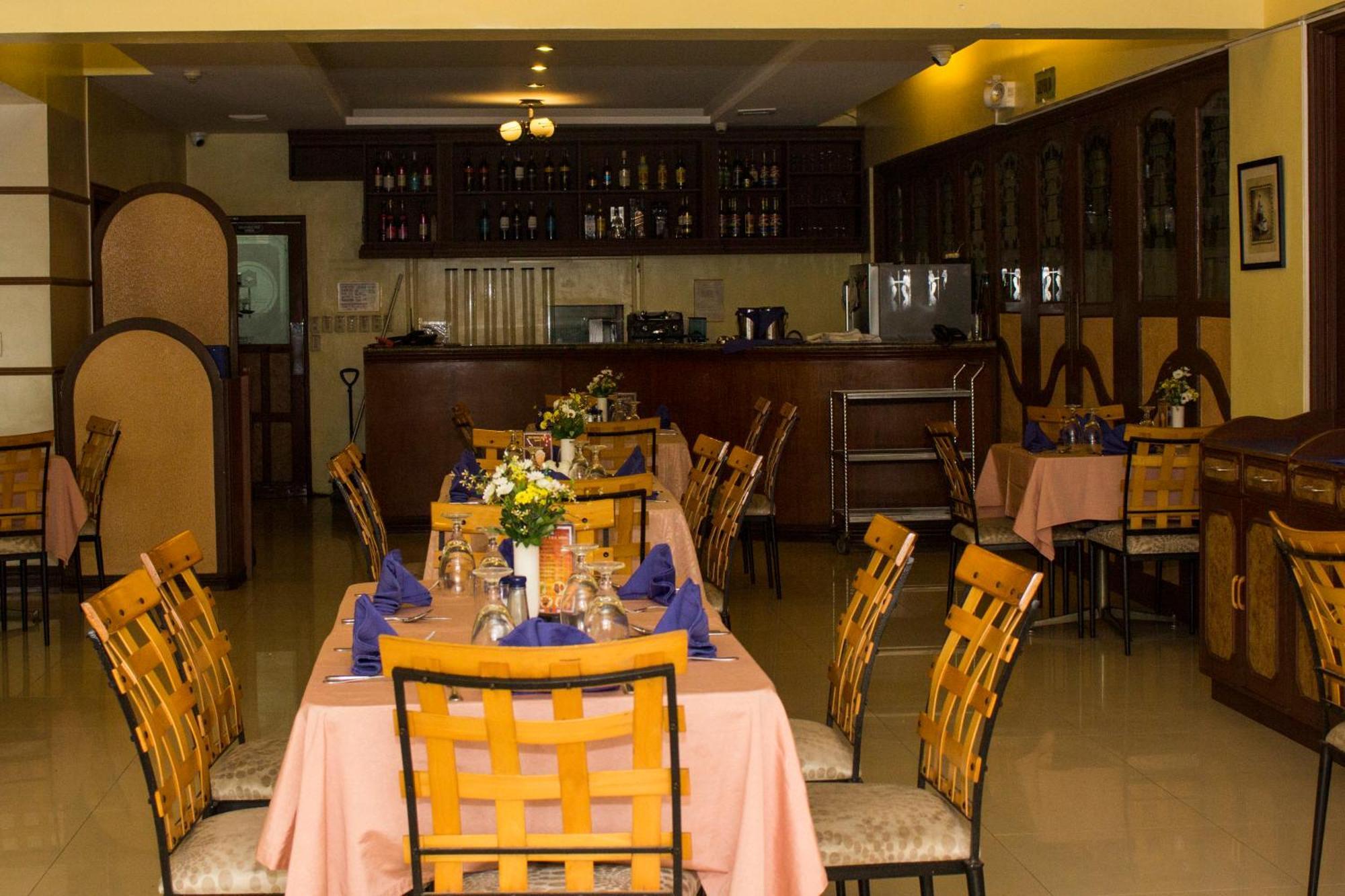 Crown Royale Hotel Balanga Exterior foto