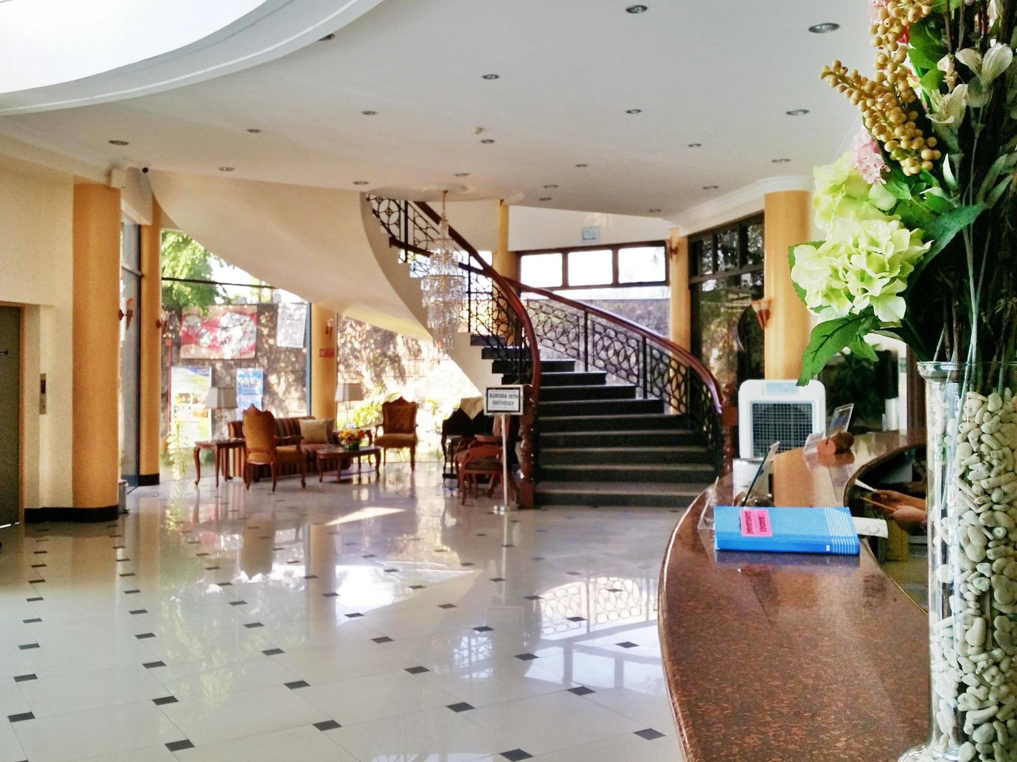 Crown Royale Hotel Balanga Exterior foto